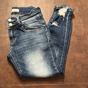 Buckle Payton Skinny Jeans with Modern Fit and Distressed Details